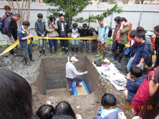森林暨自然資源學系蔡呈奇教授帶領學生進行土壤剖面講解與採土實習